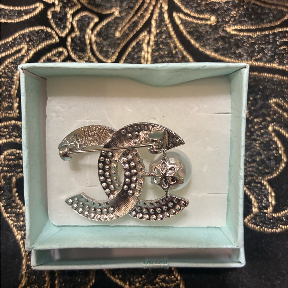 Elegant Silver and Pearl Brooch - Picture 2 of 2